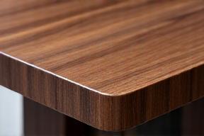 Dettaglio di un tavolo in legno di noce massiccio con venature naturali.